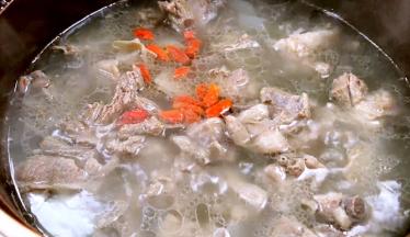 放入枸杞，续炖10分钟