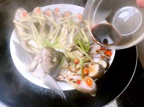 淋入蒸好的孔雀开屏鱼上，再盖上锅盖焖2分钟