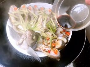 淋入蒸好的孔雀开屏鱼上，再盖上锅盖焖2分钟