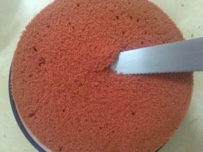 在蛋糕中间插个小洞，然后刀随蛋糕转圈轻轻切一下，不要切破哦