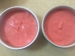 倒入模具（8寸的份量，可以烤2个6寸圆模）刮一下面糊，让面糊平整点，并轻震2、3下