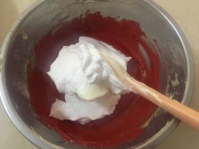 将1/3的蛋白加入到蛋黄糊里，并搅拌均匀，翻拌和切拌手法
