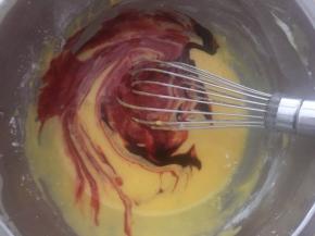 滴入几滴红丝绒精华液并搅拌均匀