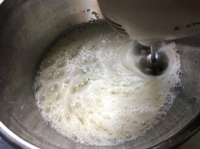 细砂糖分3次加入蛋清中打发
