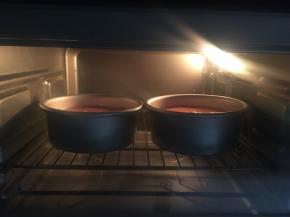 烤箱150度提前预热10分钟，将模具放入烤箱最中下层，150烤50分钟，烤好拿出来倒扣