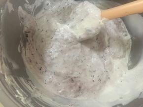 加入自制桑果酱搅拌均匀（桑果酱是我自制的，大家可以用其他果酱代替）