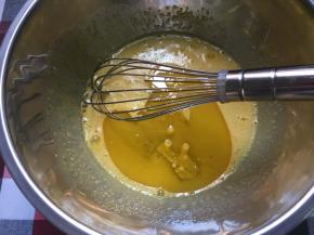 蛋黄里加入色拉油并搅拌均匀（可以用玉米油代替）