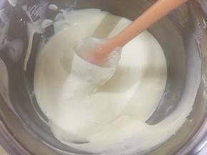 150g淡奶油加15g细砂糖打发至酸奶状态，5分发左右