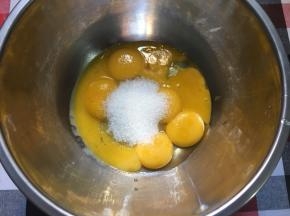 蛋黄里加入细砂糖并搅拌均匀