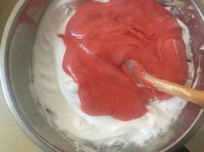 最后将蛋黄糊全部倒入剩将1/3的蛋白加入到蛋黄糊里，并搅拌均匀，翻拌和切拌手法下的2/3的蛋白里，并搅拌均匀