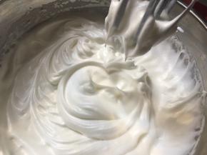 打发至出现双小尖勾，即干性状态