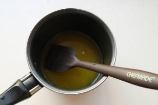 黄油放入小锅里，加热到颜色微黄，用刮刀搅拌一下使之更均匀，离火后冷却到室温左右。