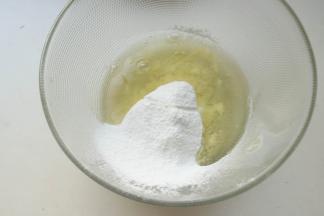 蛋白打发一下，到粗泡状态，没有透明的蛋清，全部打散没有筋度后，加入糖粉，搅拌均匀。