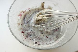 筛入低粉和杏仁粉，搅拌一下。