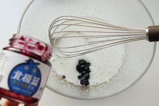 加入一勺蓝莓果酱，搅拌均匀。