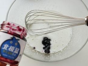 加入一勺蓝莓果酱，搅拌均匀。