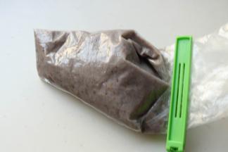 装入裱花袋，如果暂时不做，可以入冰箱冷藏，忙的时候也可以头天晚上做好面糊，第二天早上如入模具烤，热乎乎的别提多多好吃了。