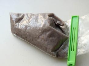 装入裱花袋，如果暂时不做，可以入冰箱冷藏，忙的时候也可以头天晚上做好面糊，第二天早上如入模具烤，热乎乎的别提多多好吃了。