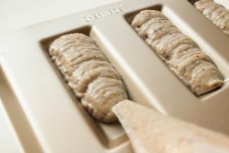 挤入学厨12连费南雪模具8分满。