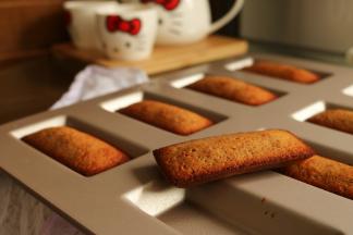 烤好的费南雪。用刮刀轻轻一划边缘，就从模具里拿出来了。