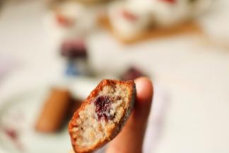 里面的蓝莓果酱有整颗的蓝莓，蛋糕能吃到呢。