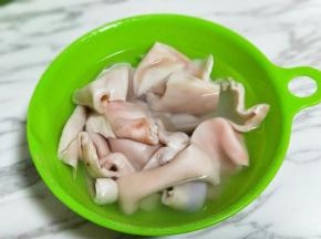 温水清洗好干净。