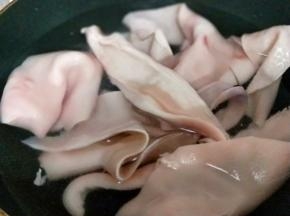 之后焯水，冷水入锅。