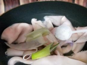加入盐。大火烧开，撇出浮末。煮2分钟捞出，又冷水冲洗。