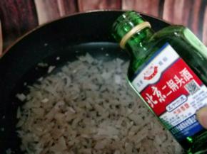 加入白酒，大火烧开，转小火慢熬，约1小时20分钟。
可以用筷子沾点液体，用手指捏一下，如果有粘手的感觉，那么就是可以了。