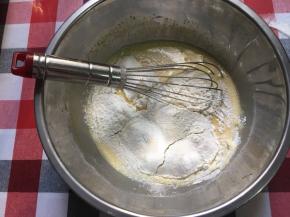 筛入低筋面粉，Z形抽拌，将面粉混合均匀，切记不要画圈搅拌哦……
