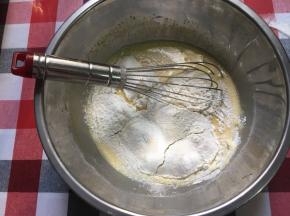 筛入低筋面粉，Z形抽拌，将面粉混合均匀，切记不要画圈搅拌哦……
