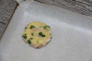 170度预热烤箱
取20g一个面团滚圆，放到烤盘上，压扁