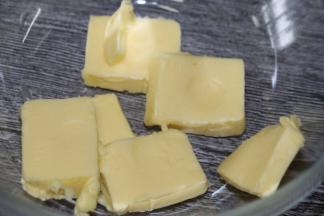 黄油软化至轻按有坑