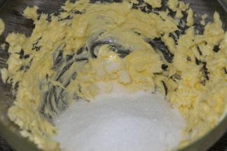 黄油软化至轻按有坑，用电动打蛋器低档打至颜色变白、体积变蓬松
加入砂糖和盐，打几下，把砂糖混进去即可