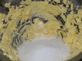 黄油软化至轻按有坑，用电动打蛋器低档打至颜色变白、体积变蓬松
加入砂糖和盐，打几下，把砂糖混进去即可
