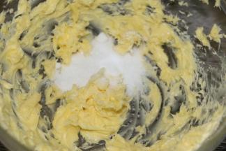 用电动打蛋器低档打至颜色变白，体积变蓬松
加入砂糖，打几下把砂糖混进去即可