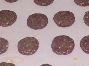170度预热烤箱
在饼干上擦一层薄薄的蛋液
170烤20分钟即可取出凉却食用了
