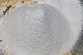 筛入低筋粉，切拌至无干粉状