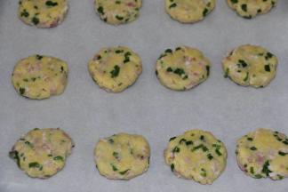 有间隔地排放好饼干
170度烤25分钟即可