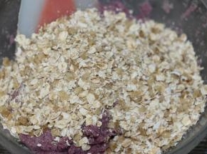 加入混合好的核桃仁碎和燕麦片