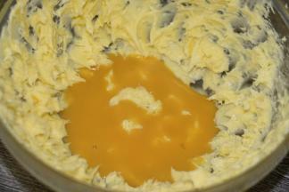 加入蛋液，打至完全乳化（没有油水分离状）