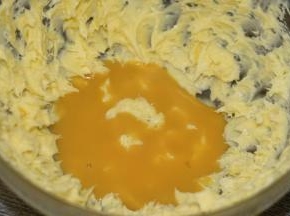 加入蛋液，打至完全乳化（没有油水分离状）