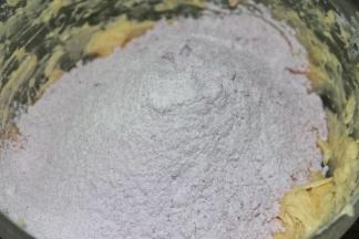打至完全乳化（没有油水分离）
筛入混合粉
切拌至无干粉状