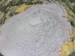 打至完全乳化（没有油水分离）
筛入混合粉
切拌至无干粉状