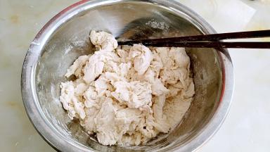 面粉中加入盐1克，食用碱0.5克，清水适量，用筷子搅拌成无干粉的状态。