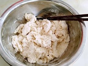 面粉中加入盐1克，食用碱0.5克，清水适量，用筷子搅拌成无干粉的状态。