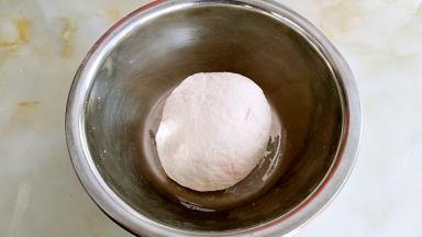 揉一揉面团，已经略微成型，盖上保鲜膜在醒发一会，或者30分钟都可以。