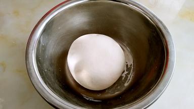 面团变得光滑，盖上保鲜膜可以在醒发一会。