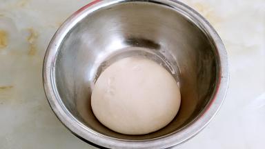 多次醒面后面团非常的光滑有韧劲。