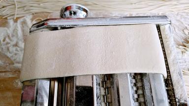 压面机用一档，多次翻覆的压几次面团，再用3档压出光滑的状态。